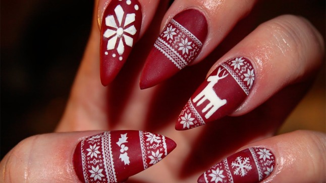 matte-christmas-sweater-stiletto-nails